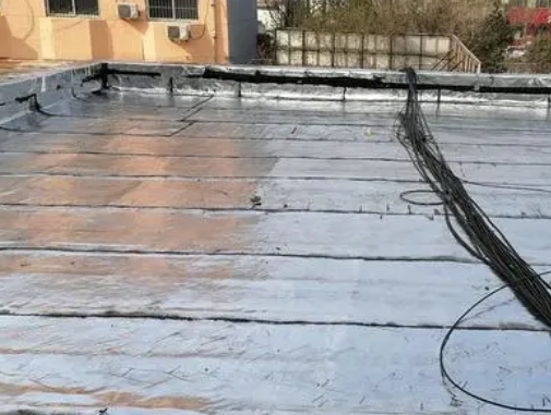 昌江卫生间漏水维修公司分享下昌江屋面楼顶防水刚性防水层施工要点。